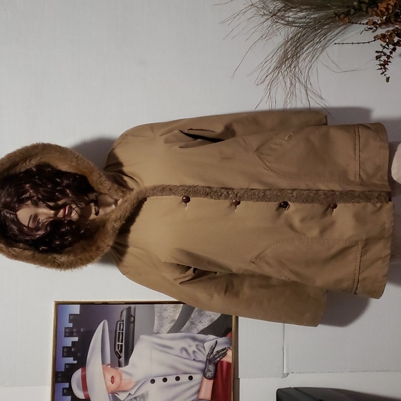 FORECASTER OF BOSTON LUXURY LOOK FUR COAT. - Picture 2 of 13